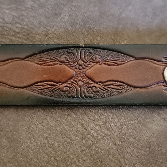 Vtg RED LEATHER 1996 Floral Tooled Basket Weave Concho Leather Belt main image 13